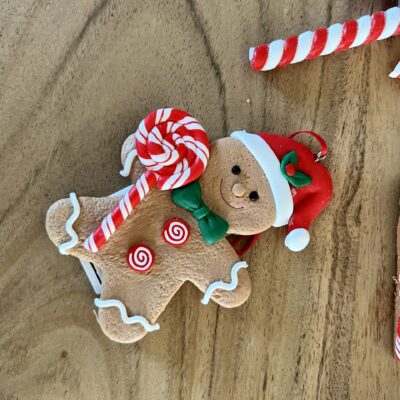 Mézi piros sapkában / akasztós