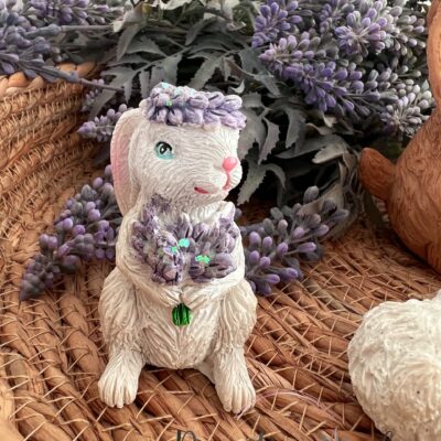 Fehér ülő nyuszi levendulával