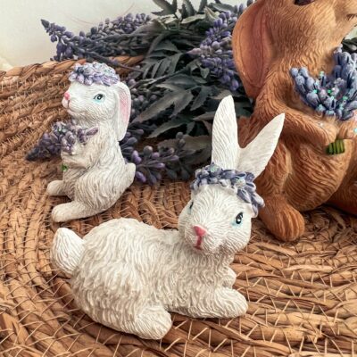 Fehér fekvő nyuszi levendulával