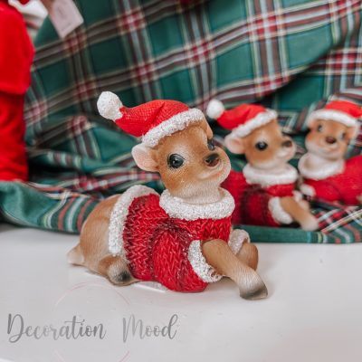 Őzike pulcsiban és sapkában / jobb