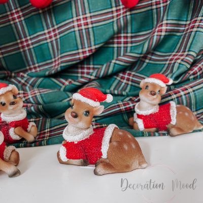 Őzike pulcsiban és sapkában / bal